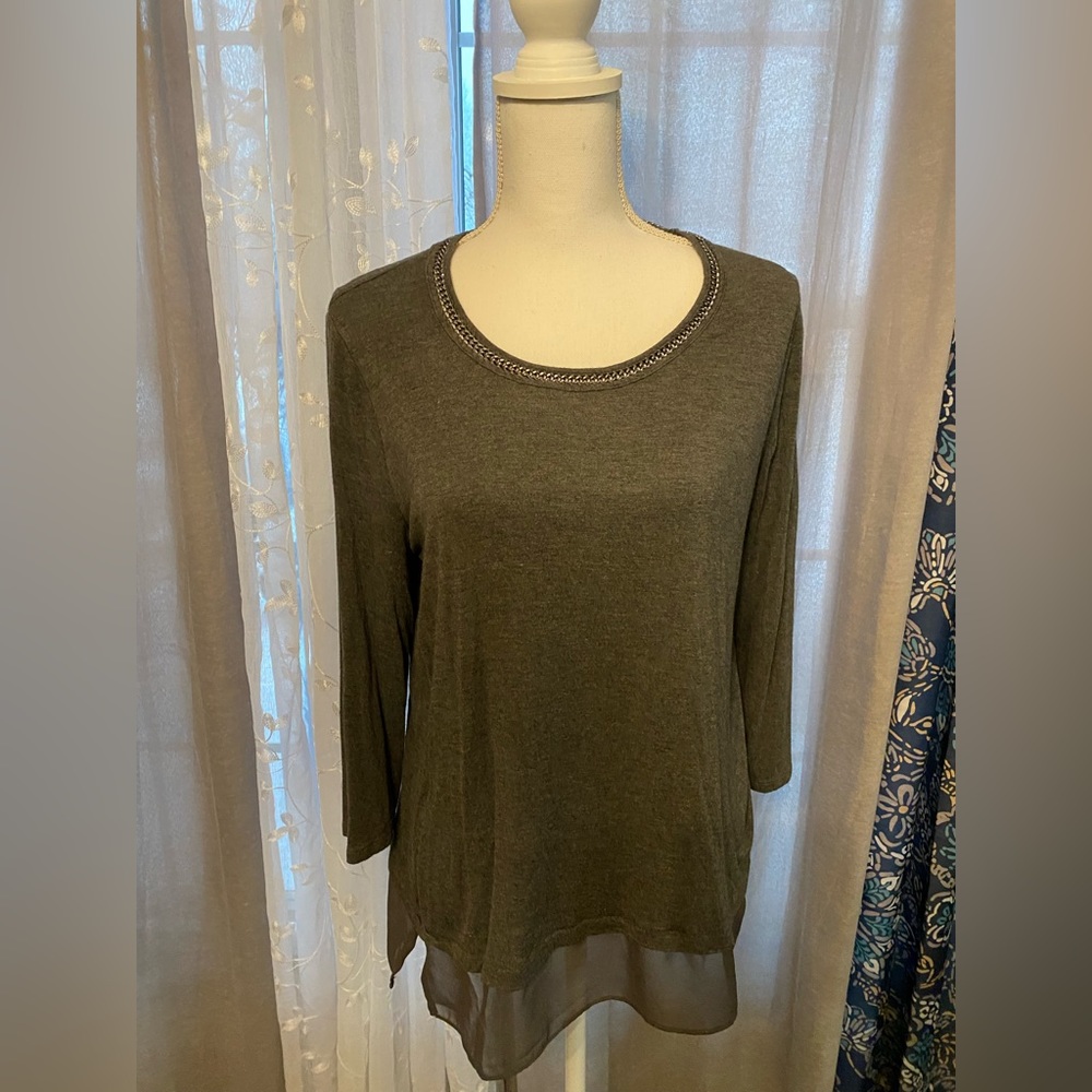 ROSE AND OLIVE light sweater with chain accent size large